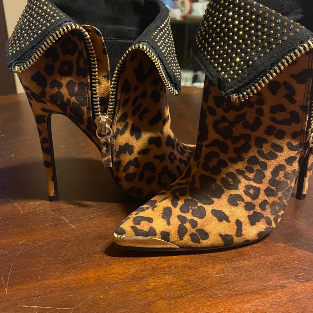Shoe Dazzle Black and Brown Heels with Leopard Print
